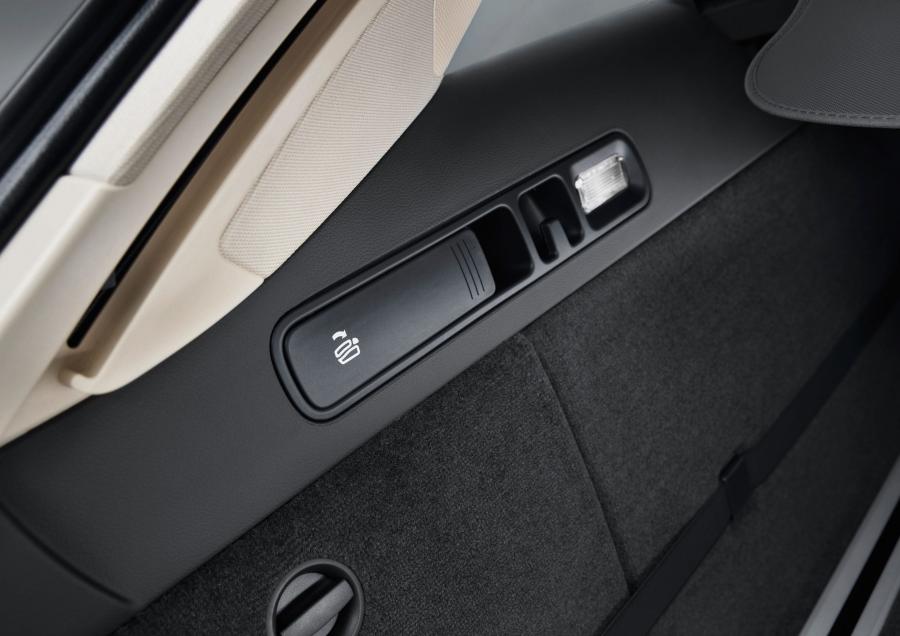 Детали интерьера Audi A6 3.0 TDI Quattro Avant (4G, C7) 2011 года  (WW) (фото 26 из 47)